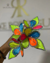 Accesorio de cabello en forma de flor neon con lentejuelas, perfecto para fiestas, carnavales y eventos especiales. Colores vivos y detalles brillantes que añaden un toque festivo al look.