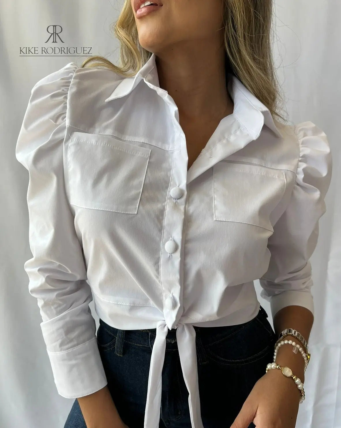 Blusa Blanca de Manga Larga con Bolsillos y Nudo Frontal KIKE RODRIGUEZ