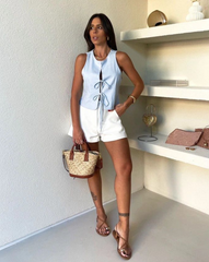 Blusa 'Gracielle' en color celeste, diseño sin mangas con detalle de cordón ajustable en la parte frontal, ideal para looks elegantes y casuales.