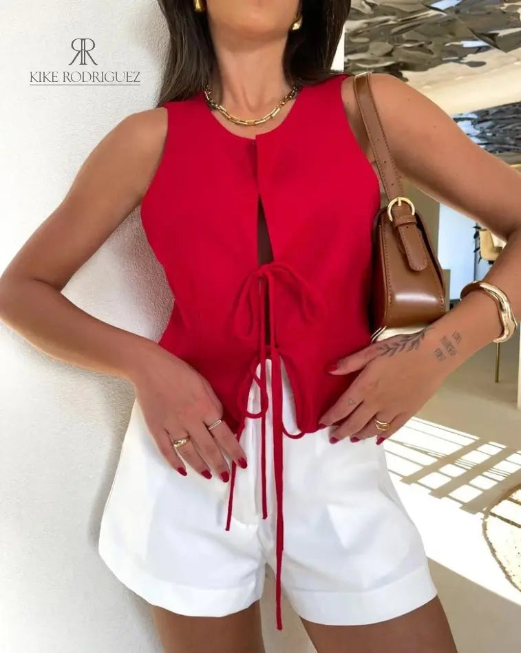 Blusa 'Gracielle' en color rojo vibrante, diseño sin mangas con detalle de cordón ajustable en la parte frontal, ideal para looks elegantes y casuales.