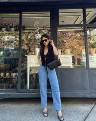 Blusa sin mangas negra, escote en V, para look casual y moderno, por KIKE RODRIGUEZ.