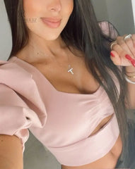 Mujer usando una blusa rosa con mangas abullonadas en descuento, destacando un estilo elegante y femenino ideal para cualquier ocasión.
