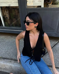 Blusa negra con lazos ajustables, diseño fresco y juvenil, ropa de KIKE RODRIGUEZ.