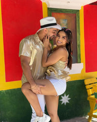 Blusa satinada para mujer disponible en verde, ocre y dorado, con tirantes delgados, acabado brillante y detalle de volantes, ideal para looks casuales y elegantes.