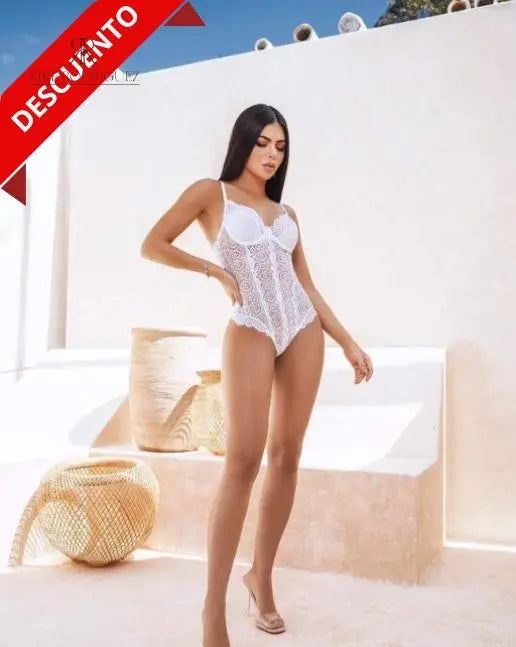 Body blanco de lencería fina para mujer, ideal para realzar la feminidad con elegancia y sensualidad.