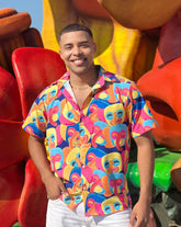 Camisa 'Marimonda' multicolor para hombre, diseño de manga corta con estampado festivo y botones frontales, ideal para looks casuales y temáticos.