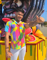 Camisa 'Meme' multicolor para hombre, diseño de manga corta con estampado abstracto vibrante, ideal para eventos temáticos y looks casuales.