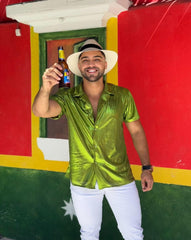 Camisa satinada para hombre disponible en verde, ocre y dorado, diseño de manga corta con acabado brillante, ideal para eventos festivos y looks elegantes.