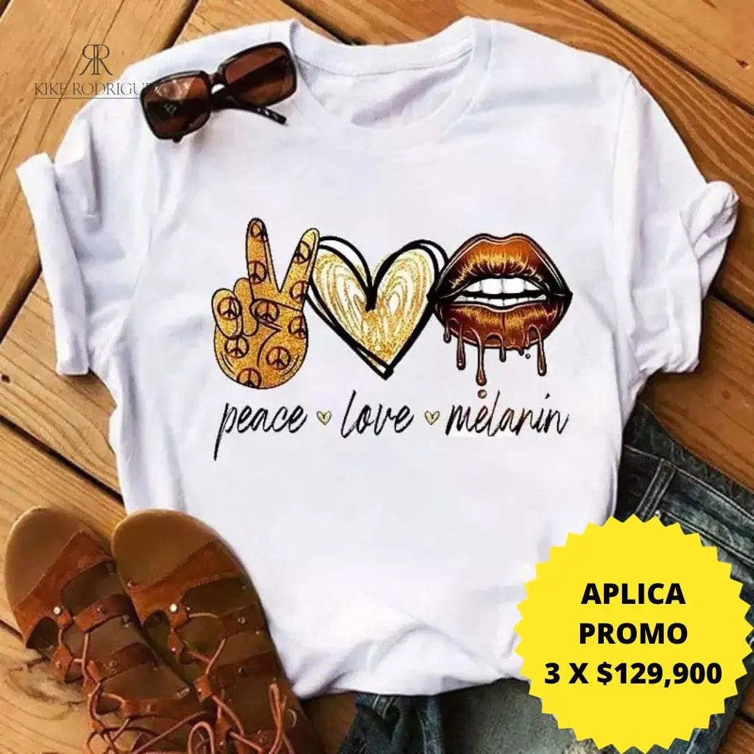 Camiseta blanca con diseño dorado de "Peace Love Melanin", en promoción especial de 3 por $129,900 en KIKE RODRIGUEZ. Ideal para expresar estilo y un mensaje positivo.