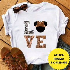 Camiseta blanca con diseño LOVE en estilo animal print, disponible en promoción especial de 3 por $129,900 en KIKE RODRIGUEZ. Ideal para los amantes de la moda y los estampados únicos.