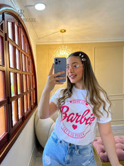 Camiseta blanca con diseño de Barbie "Let's Go Party" en promoción especial de 3 por $129,900. Ideal para un look casual y alegre, disponible en KIKE RODRIGUEZ.