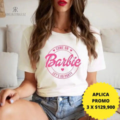 Camiseta blanca con diseño de Barbie "Let's Go Party" en promoción especial de 3 por $129,900. Ideal para un look casual y alegre, disponible en KIKE RODRIGUEZ.