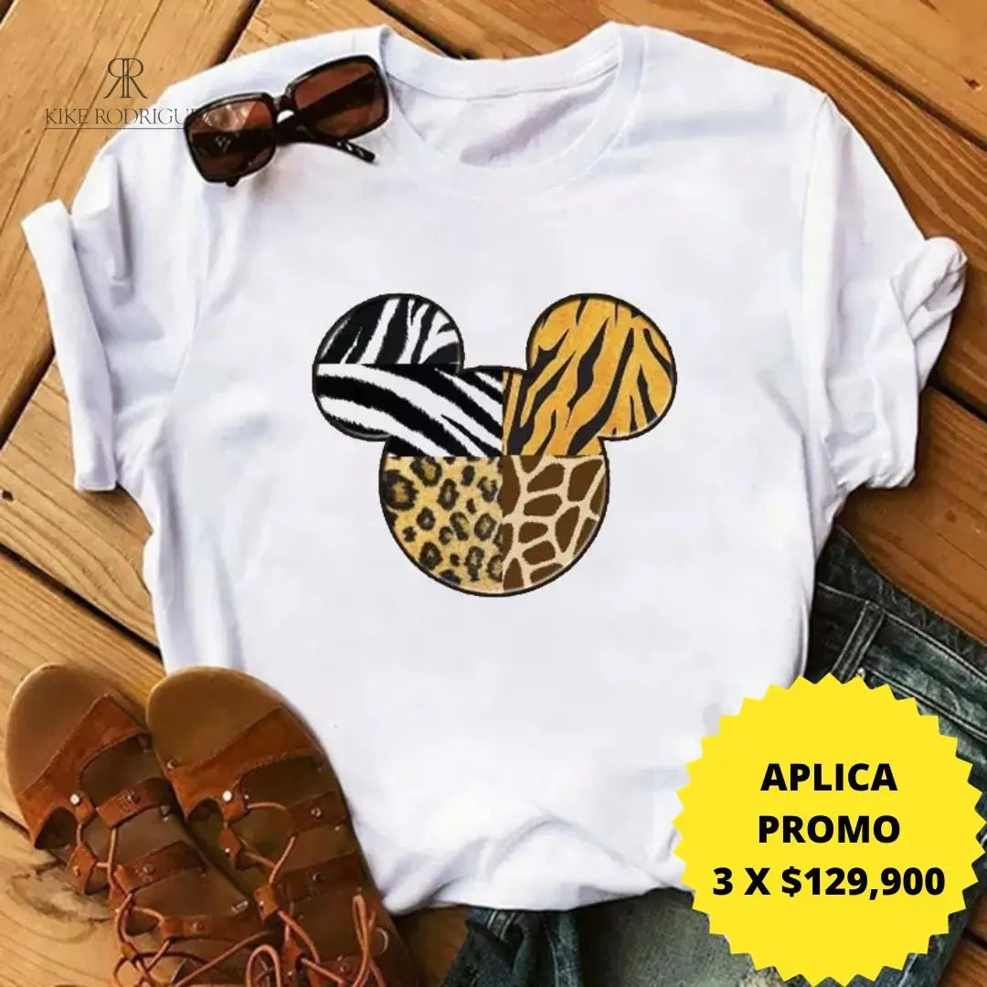 Camiseta blanca con diseño de cabeza en estampado animal print, ideal para un look casual y moderno. Disponible en promoción de 3 por $129,900 en KIKE RODRIGUEZ. Perfecta para destacar tu estilo único.
