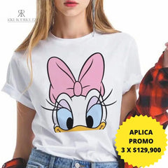 Camiseta blanca con diseño de Daisy Duck en rosa, perfecta para un look casual y divertido. Disponible en promoción de 3 por $129,900 en KIKE RODRIGUEZ. Luce con estilo único.