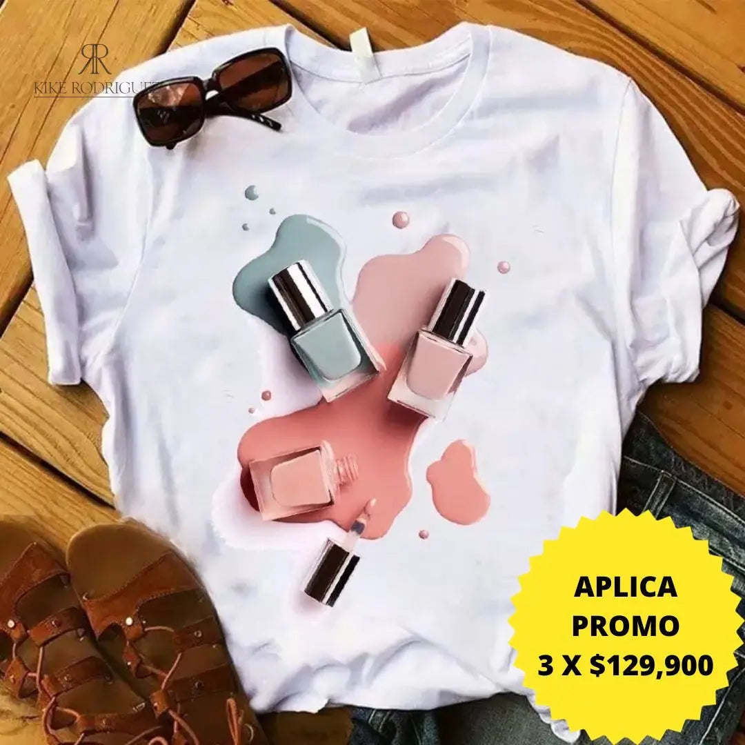 Camiseta blanca con diseño de esmaltes de uñas, disponible en promoción de 3 por $129,900 en KIKE RODRIGUEZ. Ideal para los amantes del estilo y la moda.