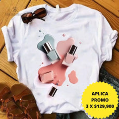 Camiseta blanca con diseño de esmaltes de uñas, disponible en promoción de 3 por $129,900 en KIKE RODRIGUEZ. Ideal para los amantes del estilo y la moda.