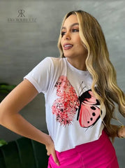 Camiseta blanca con diseño de mariposa floral en promoción especial de 3 por $129,900, disponible en KIKE RODRIGUEZ. Ideal para añadir un toque de naturaleza a tu estilo.