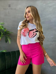 Camiseta blanca con diseño de mariposa floral en promoción especial de 3 por $129,900, disponible en KIKE RODRIGUEZ. Ideal para añadir un toque de naturaleza a tu estilo.