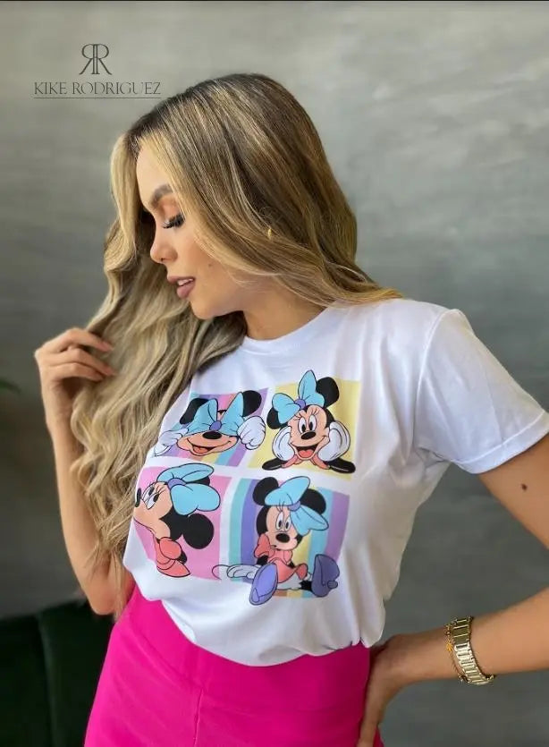 Camiseta blanca con diseño de Minnie Mouse y lazos de colores. Ideal para un look divertido y casual. Disponible en promoción de 3 por $129,900 en KIKE RODRIGUEZ. Compra ahora y luce espectacular.