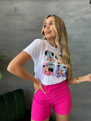 Camiseta blanca con diseño de Minnie Mouse y lazos de colores. Ideal para un look divertido y casual. Disponible en promoción de 3 por $129,900 en KIKE RODRIGUEZ. Compra ahora y luce espectacular.