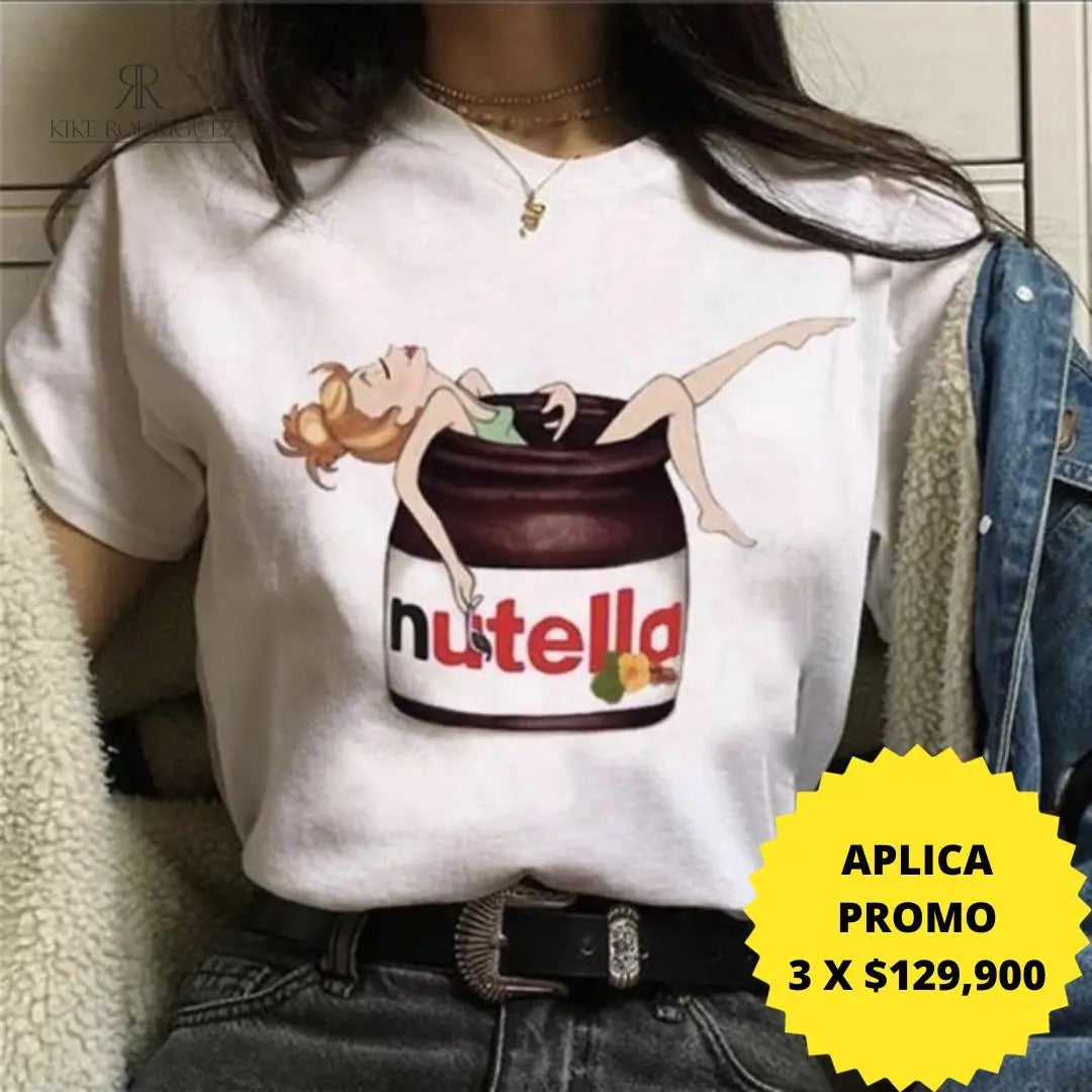 Camiseta blanca con un diseño divertido de Nutella y una chica relajada, perfecta para un look casual y divertido. Disponible en promoción de 3 por $129,900 en KIKE RODRIGUEZ. Ideal para destacar con estilo.