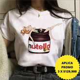 Camiseta blanca con un diseño divertido de Nutella y una chica relajada, perfecta para un look casual y divertido. Disponible en promoción de 3 por $129,900 en KIKE RODRIGUEZ. Ideal para destacar con estilo.