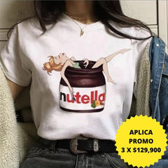 Camiseta blanca con un diseño divertido de Nutella y una chica relajada, perfecta para un look casual y divertido. Disponible en promoción de 3 por $129,900 en KIKE RODRIGUEZ. Ideal para destacar con estilo.