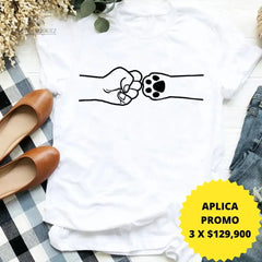 Camiseta blanca con diseño de puño y huella de mascota, disponible en promoción de 3 por $129,900 en KIKE RODRIGUEZ. Perfecta para los amantes de los animales y la moda.