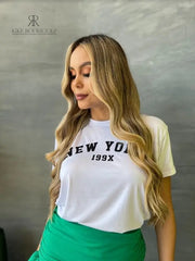 Camiseta blanca con estampado "New York 199X", ideal para un look casual y moderno. Disponible en promoción de 3 por $129,900 en KIKE RODRIGUEZ. Compra ahora y marca tendencia.