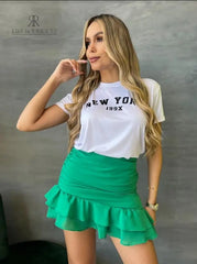 Camiseta blanca con estampado "New York 199X", ideal para un look casual y moderno. Disponible en promoción de 3 por $129,900 en KIKE RODRIGUEZ. Compra ahora y marca tendencia.