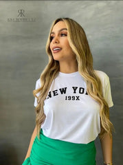 Camiseta blanca con estampado "New York 199X", ideal para un look casual y moderno. Disponible en promoción de 3 por $129,900 en KIKE RODRIGUEZ. Compra ahora y marca tendencia.