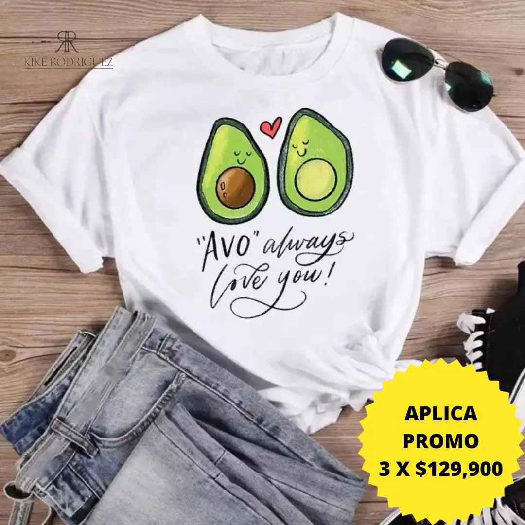 Camiseta blanca con un adorable estampado de dos mitades de aguacate y el texto "Avo" Always Love You. Ideal para los amantes de los aguacates. Disponible en promoción de 3 por $129,900 en KIKE RODRIGUEZ. ¡Perfecta para un look casual y divertido!