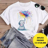 Camiseta blanca con un hermoso estampado de un elefante lanzando colores vibrantes. Disponible en promoción de 3 por $129,900 en KIKE RODRIGUEZ. Perfecta para un look creativo y tierno. ¡Ideal para cualquier ocasión!