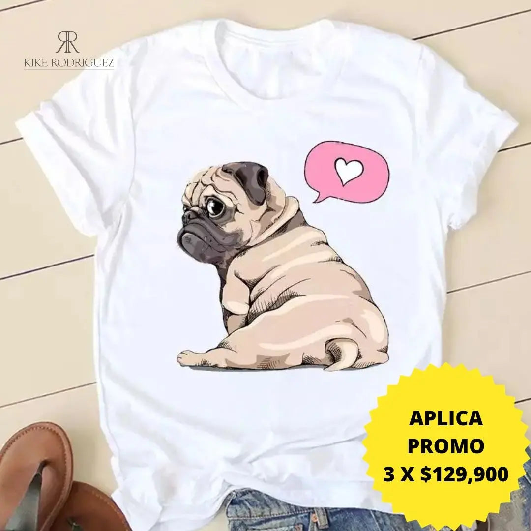 Camiseta blanca con estampado de un Pug y detalle de corazón, ideal para los amantes de los perros. Disponible en promoción de 3 por $129,900 en KIKE RODRIGUEZ. ¡Compra ahora y luce un estilo encantador!