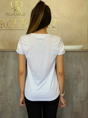 Camiseta blanca con estilo Vogue y figura de mujer, en promoción especial de 3 por $129,900. Perfecta para un look moderno y elegante, disponible en KIKE RODRIGUEZ.