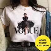 Camiseta blanca con estilo Vogue y figura de mujer, en promoción especial de 3 por $129,900. Perfecta para un look moderno y elegante, disponible en KIKE RODRIGUEZ.