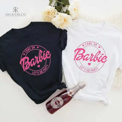 Camiseta negra con diseño de Barbie "Let's Go Party" en promoción especial de 3 por $129,900. Ideal para un look casual y divertido, disponible en KIKE RODRIGUEZ.