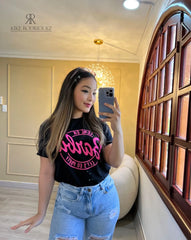 Camiseta negra con diseño de Barbie "Let's Go Party" en promoción especial de 3 por $129,900. Ideal para un look casual y divertido, disponible en KIKE RODRIGUEZ.