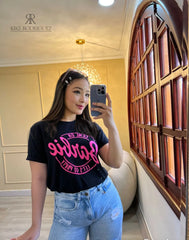 Camiseta negra con diseño de Barbie "Let's Go Party" en promoción especial de 3 por $129,900. Ideal para un look casual y divertido, disponible en KIKE RODRIGUEZ.