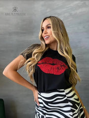 Camiseta negra con diseño de labios rojos brillantes en promoción especial de 3 por $129,900, disponible en KIKE RODRIGUEZ. Ideal para un look glamuroso y llamativo.