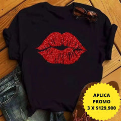 Camiseta negra con diseño de labios rojos brillantes en promoción especial de 3 por $129,900, disponible en KIKE RODRIGUEZ. Ideal para un look glamuroso y llamativo.