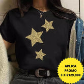 Camiseta negra con diseño de estrellas doradas de brillo, disponible en promoción especial de 3 por $129,900 en KIKE RODRIGUEZ. Ideal para un estilo glamuroso y moderno.