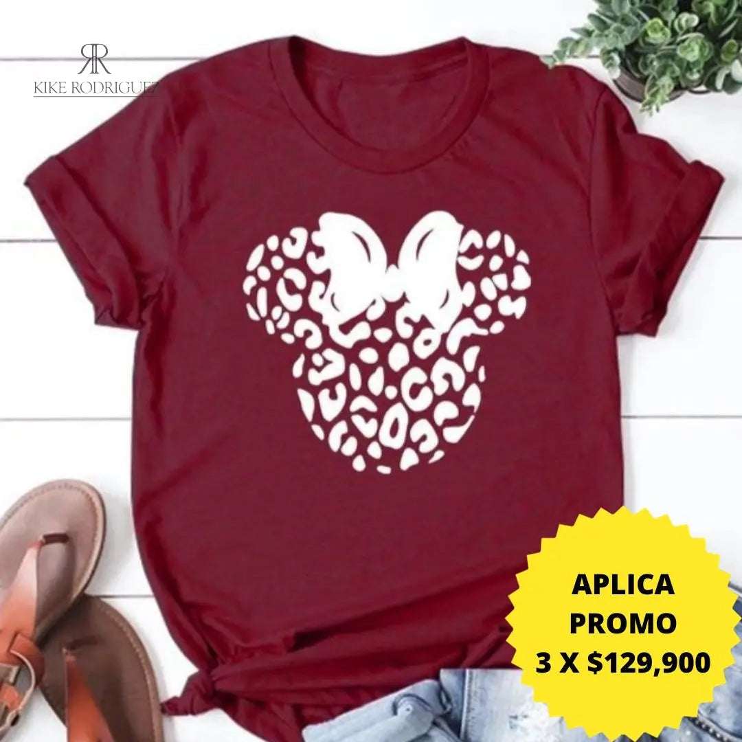 Camiseta roja con diseño de leopardo y lazo blanco, ideal para un look casual y moderno. Disponible en promoción de 3 por $129,900 en KIKE RODRIGUEZ. Perfecta para destacar con estilo.