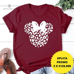 Camiseta roja con diseño de leopardo y lazo blanco, ideal para un look casual y moderno. Disponible en promoción de 3 por $129,900 en KIKE RODRIGUEZ. Perfecta para destacar con estilo.