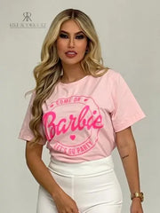Camiseta rosa con diseño de Barbie "Let's Go Party" en promoción especial de 3 por $129,900. Ideal para un look casual y alegre, disponible en KIKE RODRIGUEZ.