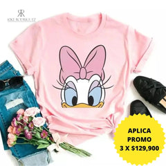 Camiseta rosa con diseño de Daisy Duck en rosa, perfecta para un look casual y divertido. Disponible en promoción de 3 por $129,900 en KIKE RODRIGUEZ. Luce con estilo único.