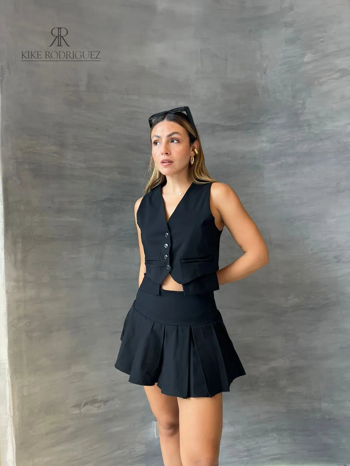 Chaleco negro de mujer con botones, perfecto para un look sofisticado y moderno, ideal para combinar con pantalones o faldas, añadiendo un toque de estilo a cualquier conjunto.