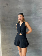 Chaleco negro de mujer con botones, perfecto para un look sofisticado y moderno, ideal para combinar con pantalones o faldas, añadiendo un toque de estilo a cualquier conjunto.