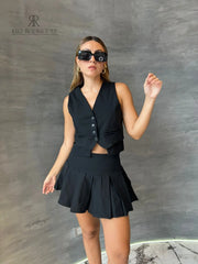 Chaleco negro de mujer con botones, perfecto para un look sofisticado y moderno, ideal para combinar con pantalones o faldas, añadiendo un toque de estilo a cualquier conjunto.