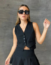 Chaleco negro de mujer con botones, perfecto para un look sofisticado y moderno, ideal para combinar con pantalones o faldas, añadiendo un toque de estilo a cualquier conjunto.